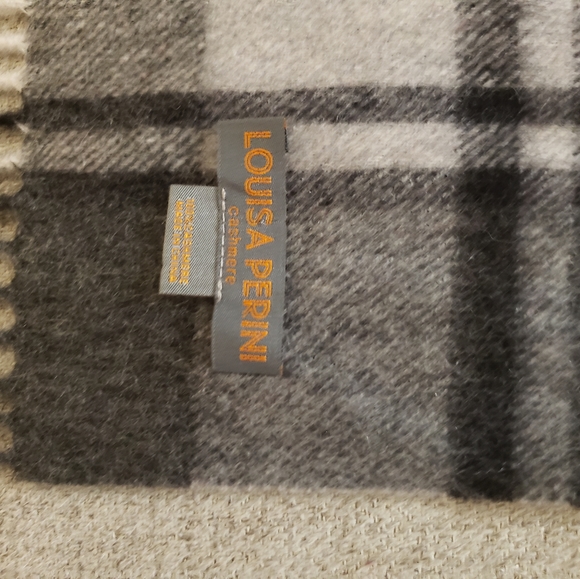 LOUISA Peroni womens scarve. 100% cashmere. New without tag.62" L X 12" W. Exele - Picture 4 of 7